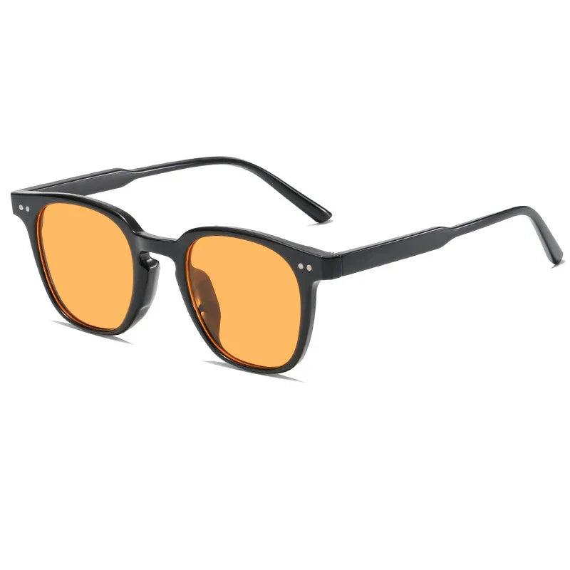 Lunettes de soleil carrées noires avec verres orange, style rétro, protection UV, accessoire de mode tendance pour homme et femme.