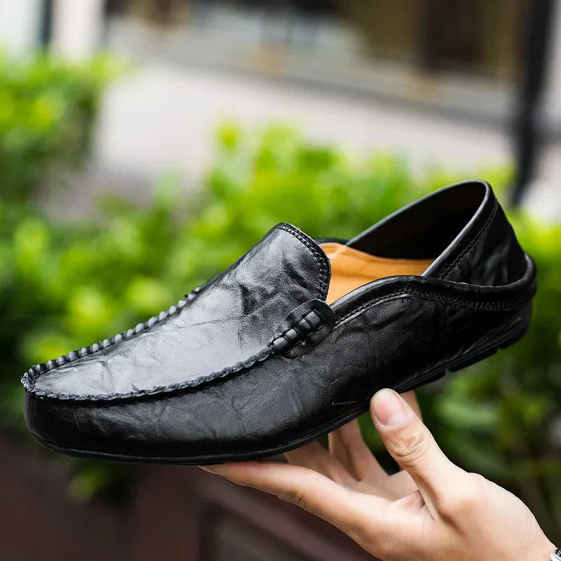 Mocassin en cuir noir élégant pour homme, design moderne et confortable, idéal pour un style décontracté ou formel. Chaussure tendance et chic.