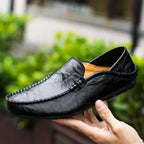 Mocassin en cuir noir élégant pour homme, design moderne et confortable, idéal pour un style décontracté ou formel. Chaussure tendance et chic.