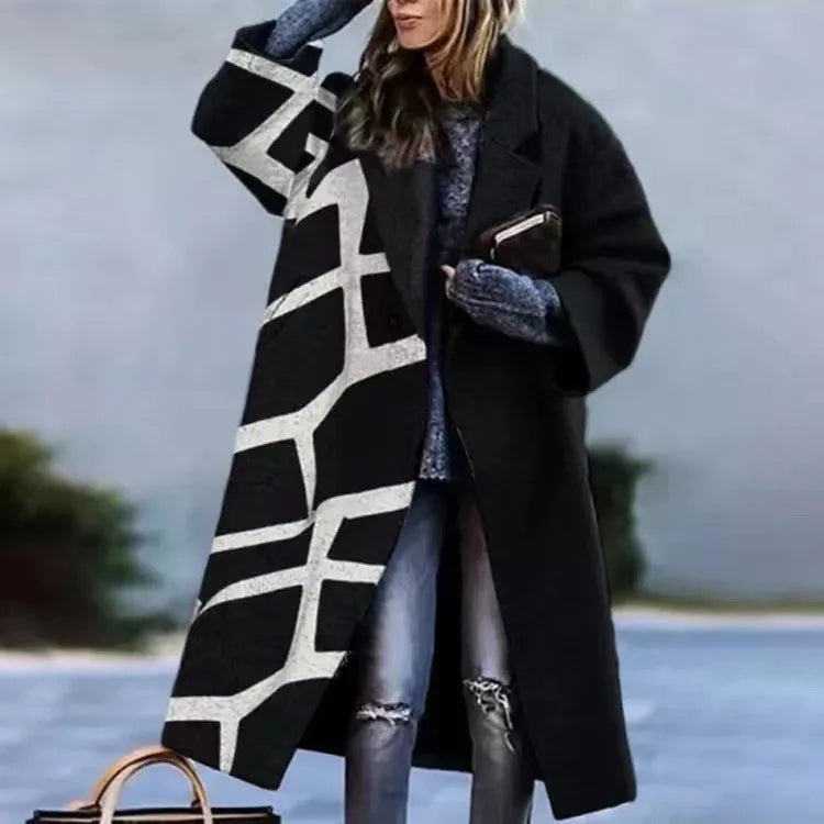 Femme portant un manteau noir à motif géométrique blanc, tenue d'hiver élégante avec jeans déchirés, gants bleus et sac à main marron.