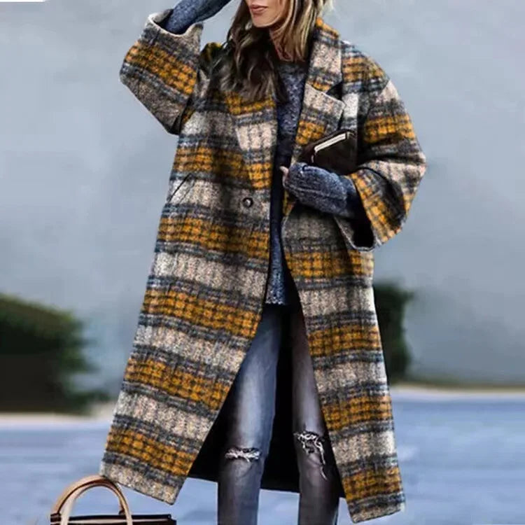 Femme portant un manteau à carreaux gris et jaune, tenue d'hiver élégante, avec un pull bleu et un jean déchiré, mode automne-hiver tendance.