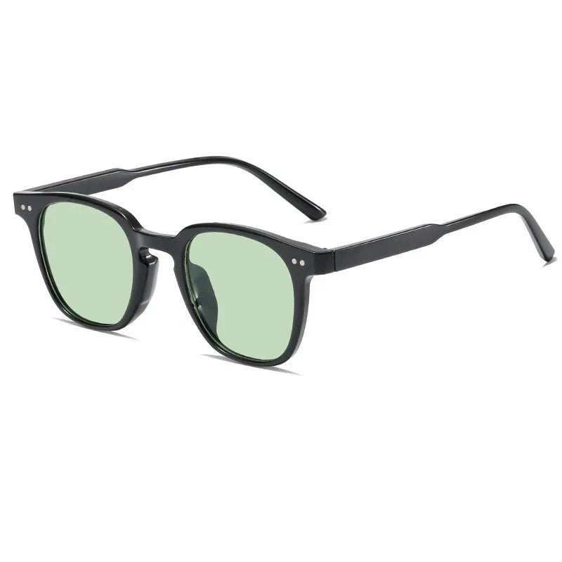 Lunettes de soleil carrées noires avec verres verts, style rétro, protection UV, mode unisexe, accessoire tendance pour homme et femme.