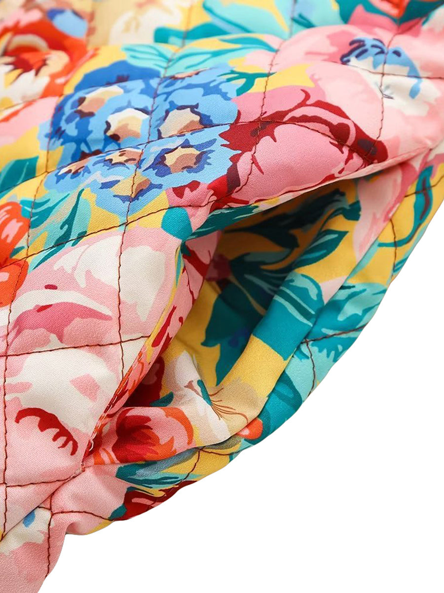 Tissu matelassé floral coloré avec motifs de fleurs roses, bleues et jaunes, idéal pour couture, décoration intérieure et projets créatifs.