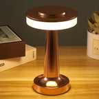 Lampe de table LED moderne en cuivre sur bureau en bois, éclairage d'ambiance élégant, design minimaliste, décoration intérieure contemporaine.