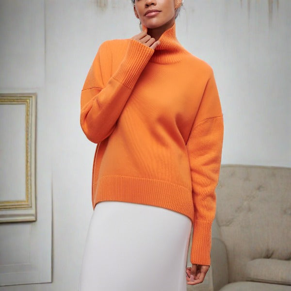Femme portant un pull orange à col roulé, posant dans un intérieur moderne. Mode automne, style élégant, vêtements confortables.