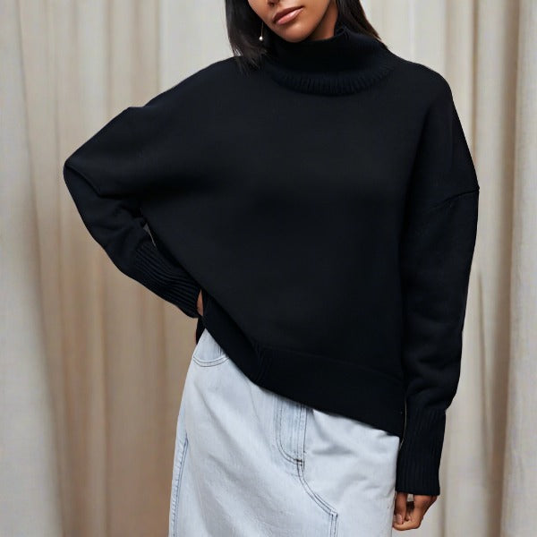 Femme portant un pull noir à col roulé, manches longues, avec une jupe en jean clair. Mode automne-hiver, style décontracté et élégant.