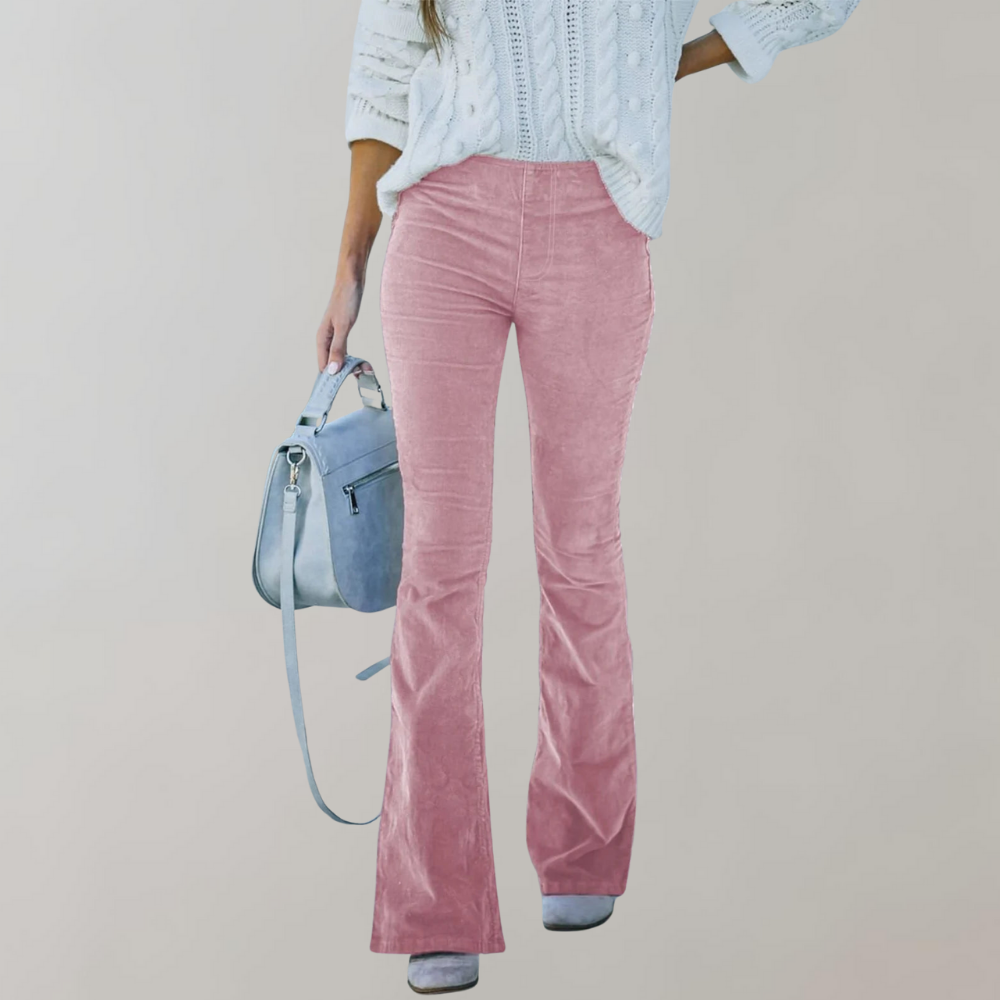 Femme portant un pull blanc en tricot, pantalon rose en velours côtelé évasé, et sac à main bleu. Mode automne-hiver, tenue élégante et décontractée.