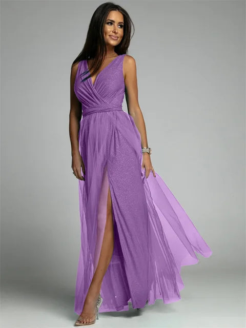 Robe longue violette élégante avec décolleté en V et fente, portée par une femme souriante. Mode féminine, tenue de soirée chic.