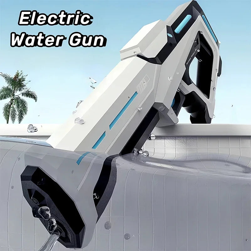 Pistolet à eau électrique moderne, design futuriste, blanc et bleu, posé sur le bord d'une piscine, idéal pour jeux d'été et activités extérieures.