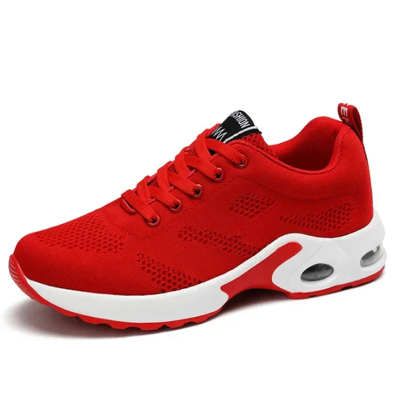 Chaussure de sport rouge vif avec semelle blanche, design moderne et respirant, idéale pour la course et le fitness. Confort et style assurés.