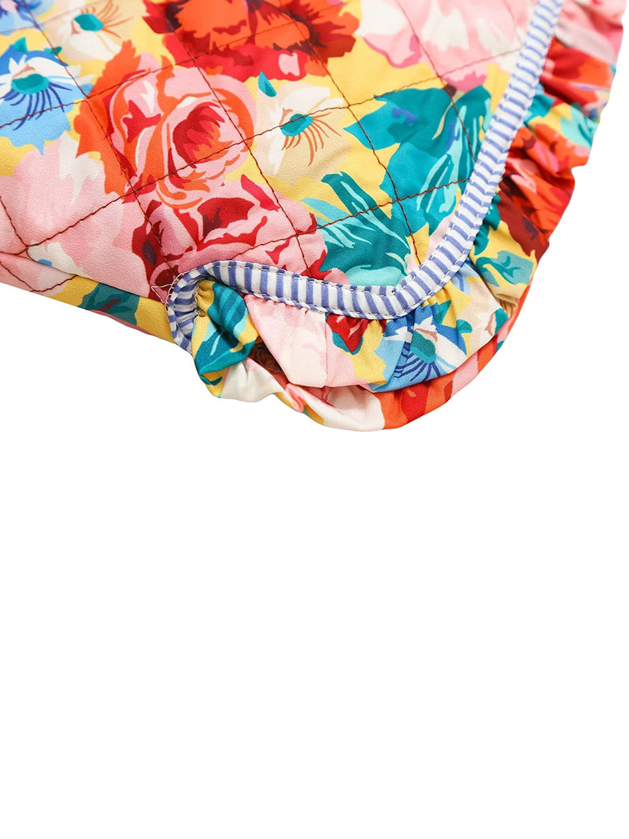 Coussin floral coloré avec motifs de roses rouges, bleues et jaunes, bordure rayée. Idéal pour décoration intérieure, salon ou chambre.