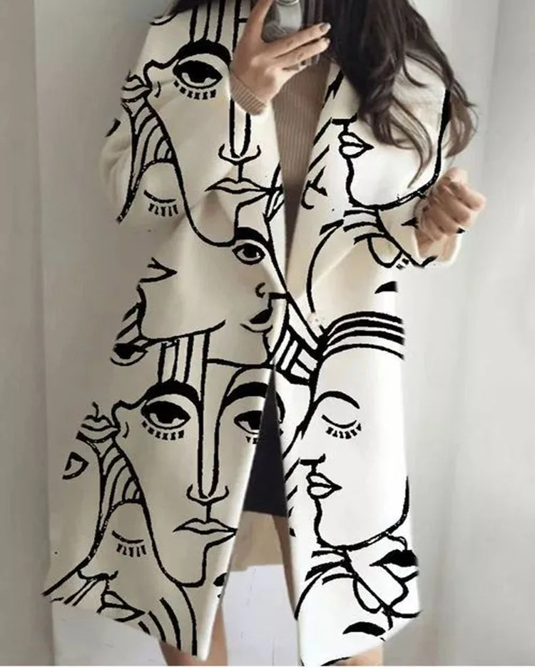 Manteau blanc avec motifs artistiques visage noir, style Picasso, femme tenant smartphone. Mode tendance, design unique, art abstrait.