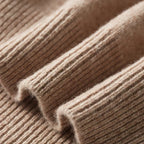 Gros plan sur un pull en cachemire beige, texture côtelée douce et luxueuse, idéal pour l'hiver. Mode élégante et confortable.