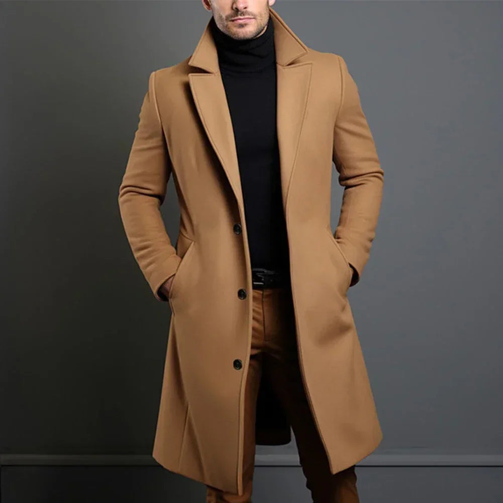 Manteau long camel pour homme, élégant et moderne, porté avec un col roulé noir. Mode masculine automne-hiver, style chic et sophistiqué.
