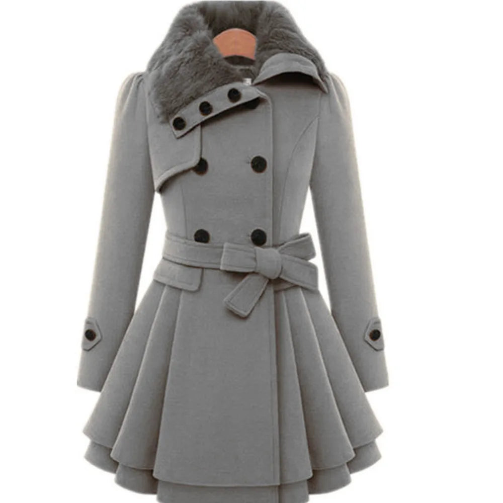 Manteau gris élégant pour femme avec col en fausse fourrure, ceinture nouée et boutons noirs, style trench-coat, mode hiver chic.