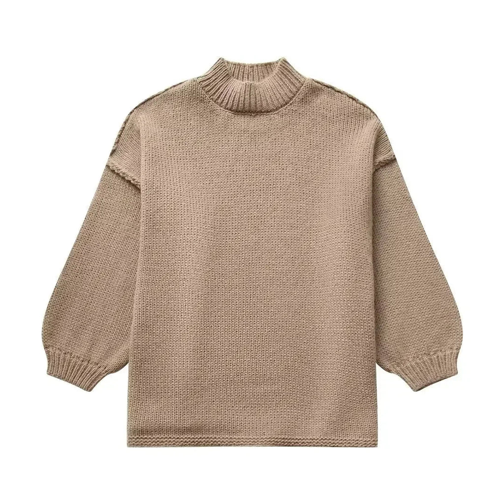 Pull en maille beige à col montant, manches longues et coupe ample. Mode automne-hiver, vêtement chaud et confortable pour femme.