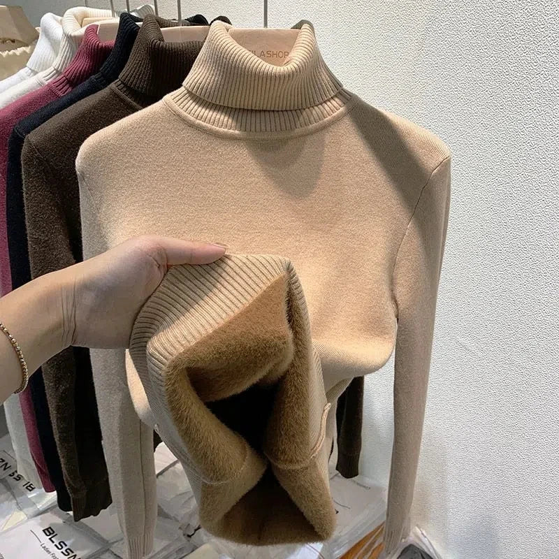 Pull col roulé beige en laine, exposé sur un cintre avec intérieur en fourrure douce. Vêtements d'hiver élégants, mode féminine, confort thermique.