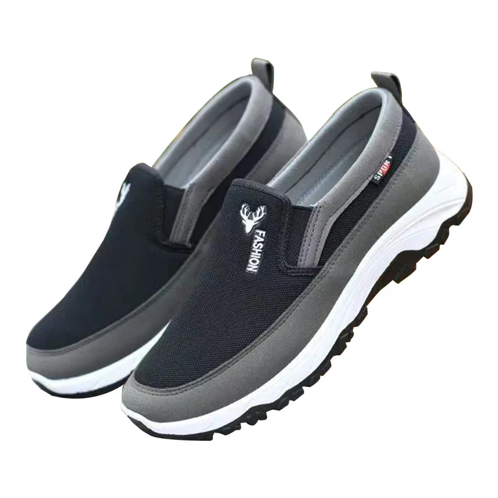 Chaussures de sport noires et grises pour hommes, design slip-on, semelle antidérapante, logo cerf, confortables et tendance pour la marche.