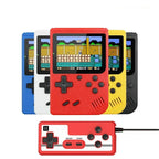 Console de jeu rétro portable multicolore avec écran affichant un jeu pixelisé, accompagnée d'une manette rouge. Idéale pour les amateurs de jeux classiques.