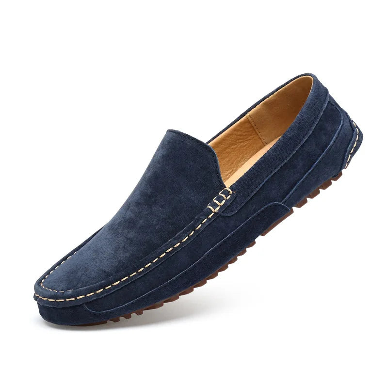 Mocassin en daim bleu marine pour homme, élégant et confortable, avec semelle antidérapante. Chaussure décontractée idéale pour toutes occasions.