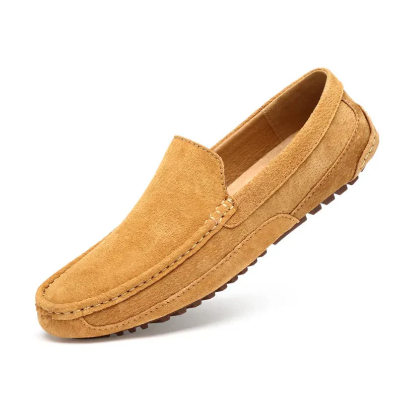 Mocassin en daim marron clair pour homme, semelle antidérapante, style décontracté et élégant, idéal pour la mode masculine et le confort quotidien.