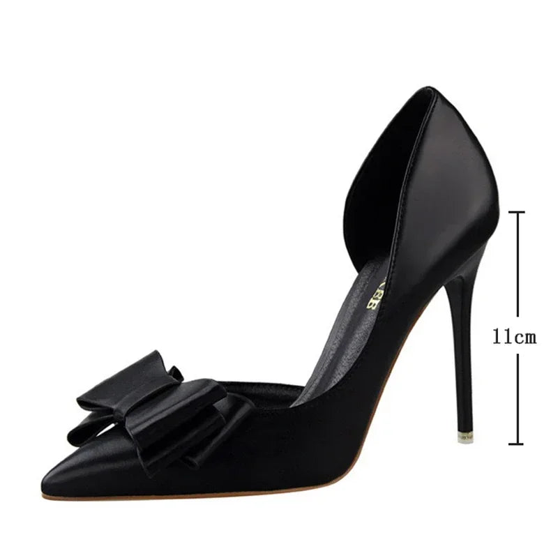 Escarpin noir élégant avec talon aiguille de 11 cm, orné d'un nœud décoratif. Chaussure femme chic, mode, soirée, tendance.