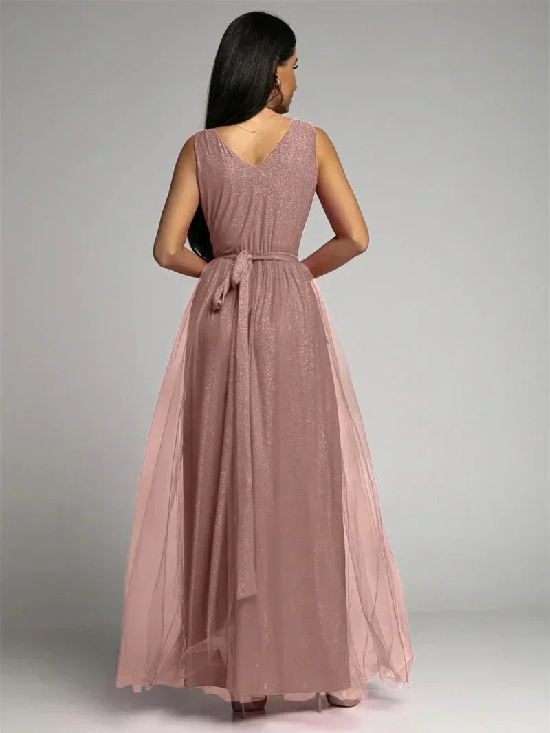Robe de soirée longue rose dos nu, tissu transparent et ceinture nouée, élégante et chic pour occasions spéciales, mode féminine tendance.