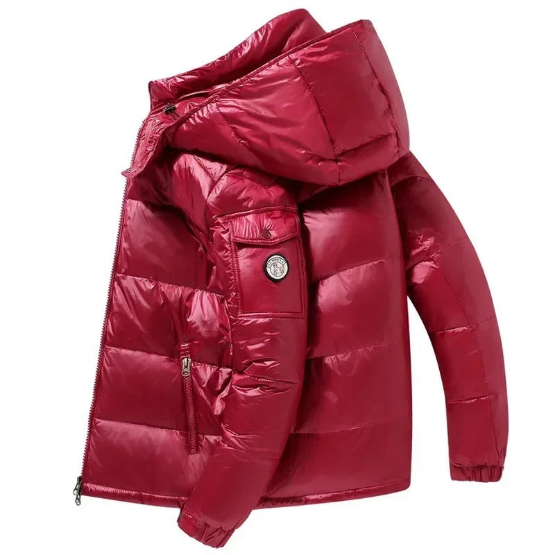 Doudoune rouge brillante avec capuche, fermeture éclair, poche zippée et écusson sur la manche. Veste hiver chaude et tendance pour homme.