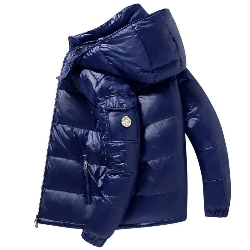 Doudoune bleu marine avec capuche, fermeture éclair, poche zippée, logo sur la manche. Veste hiver chaude et imperméable pour homme.