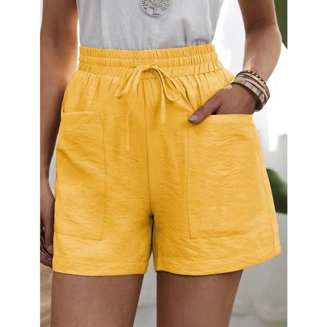 Short jaune femme avec poches avant, taille élastique et cordon de serrage. Mode estivale décontractée, idéale pour un look tendance et confortable.