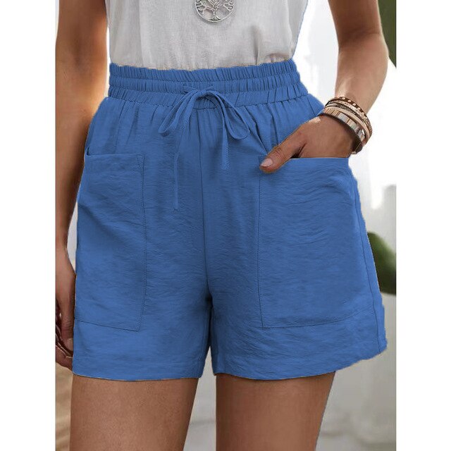 Short bleu femme avec poches avant, taille élastique et cordon de serrage. Mode estivale décontractée, confortable et tendance.