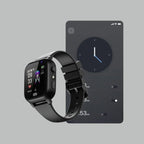 Montre connectée noire avec écran tactile affichant l'heure et les notifications, posée devant une interface d'application mobile grise.