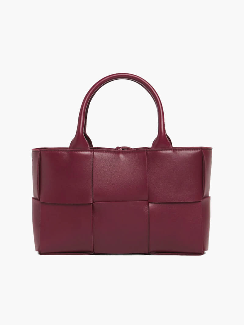 Sac à main en cuir bordeaux tressé, design moderne et élégant, idéal pour la mode féminine. Accessoire tendance pour toutes occasions.