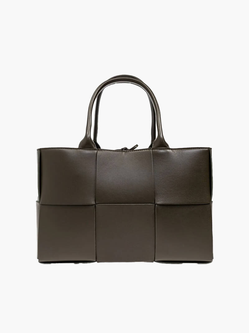 Sac à main en cuir tressé marron foncé, design moderne et élégant, idéal pour la mode féminine. Accessoire tendance pour toutes occasions.