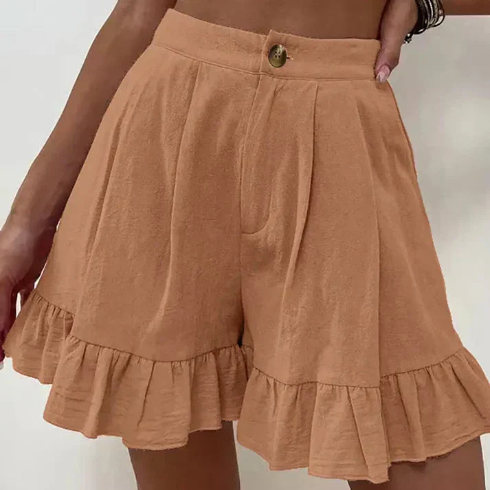 Shorts en lin beige avec volants, taille haute, bouton en bois, style décontracté pour femme. Mode estivale, tendance, confortable.