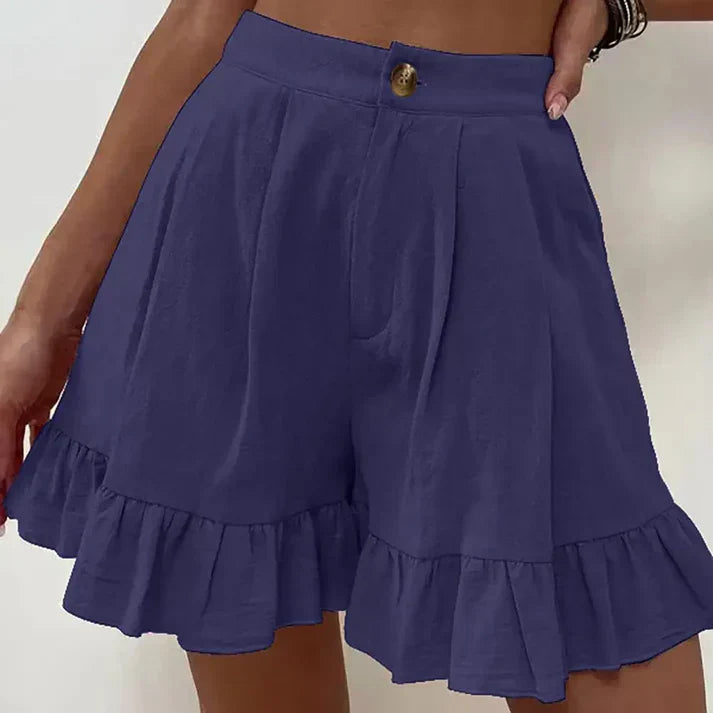 Short bleu femme avec volants, taille haute, bouton doré, style décontracté. Mode estivale tendance, parfait pour tenues légères et élégantes.
