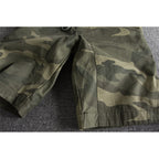 Short camouflage vert pour homme sur fond gris, motif militaire, style décontracté, idéal pour l'été et les activités en plein air.