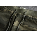 Pantalon de jogging camouflage vert avec cordon de serrage, tissu confortable, style décontracté, idéal pour la mode urbaine et les activités extérieures.