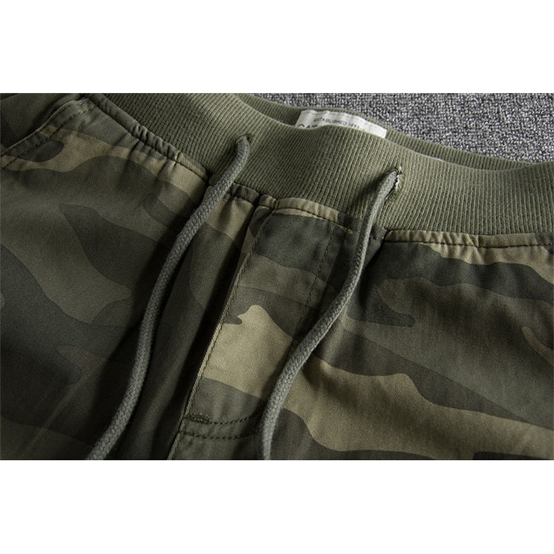 Pantalon de jogging camouflage vert avec cordon de serrage, tissu confortable, style décontracté, idéal pour la mode urbaine et les activités extérieures.