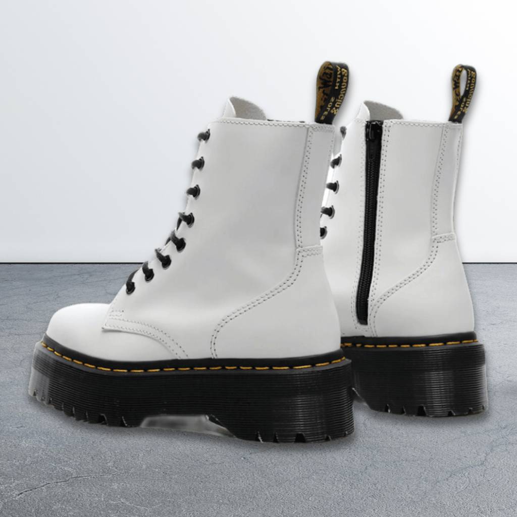 Bottes blanches en cuir avec semelles épaisses noires, lacets noirs et fermeture éclair latérale, style tendance et moderne.