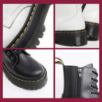 Quatre images de bottes Dr. Martens noires et blanches, avec coutures jaunes emblématiques, semelles épaisses et fermeture éclair latérale.