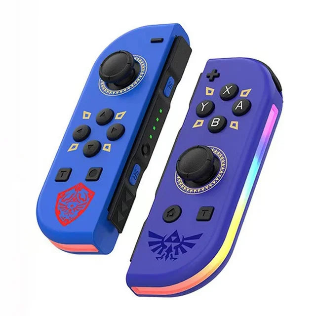 Deux manettes Joy-Con Nintendo Switch personnalisées, bleu et violet, avec motifs inspirés de Zelda, boutons noirs et détails lumineux.