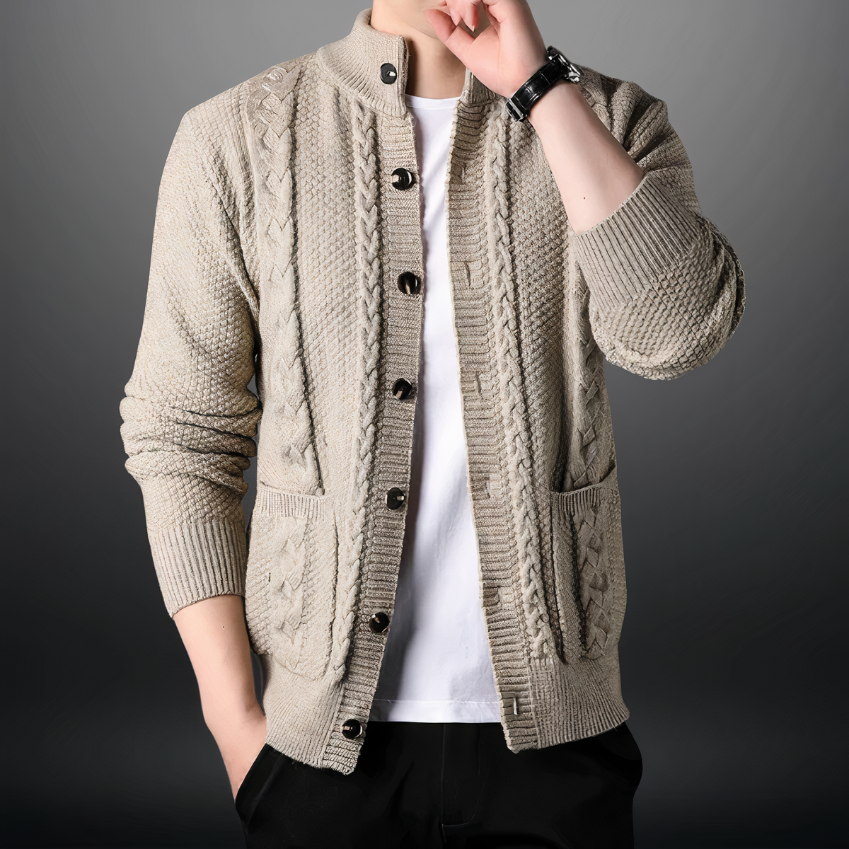 Homme portant un cardigan beige en tricot torsadé, manches longues, avec boutons noirs, sur un t-shirt blanc. Mode masculine élégante et décontractée.
