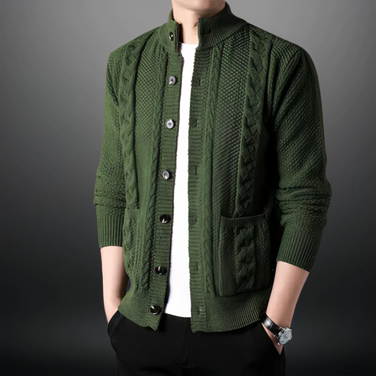 Homme portant un cardigan vert en tricot torsadé, manches longues, avec boutons noirs et poches, sur fond gris. Mode masculine élégante.