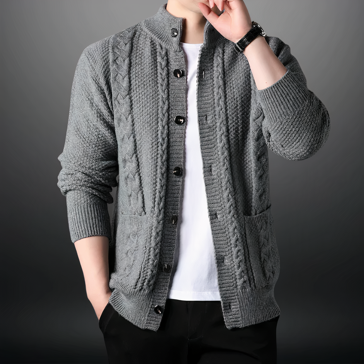 Gilet en tricot gris pour homme, style décontracté, avec boutons noirs et poches avant, porté sur un t-shirt blanc. Mode masculine élégante.