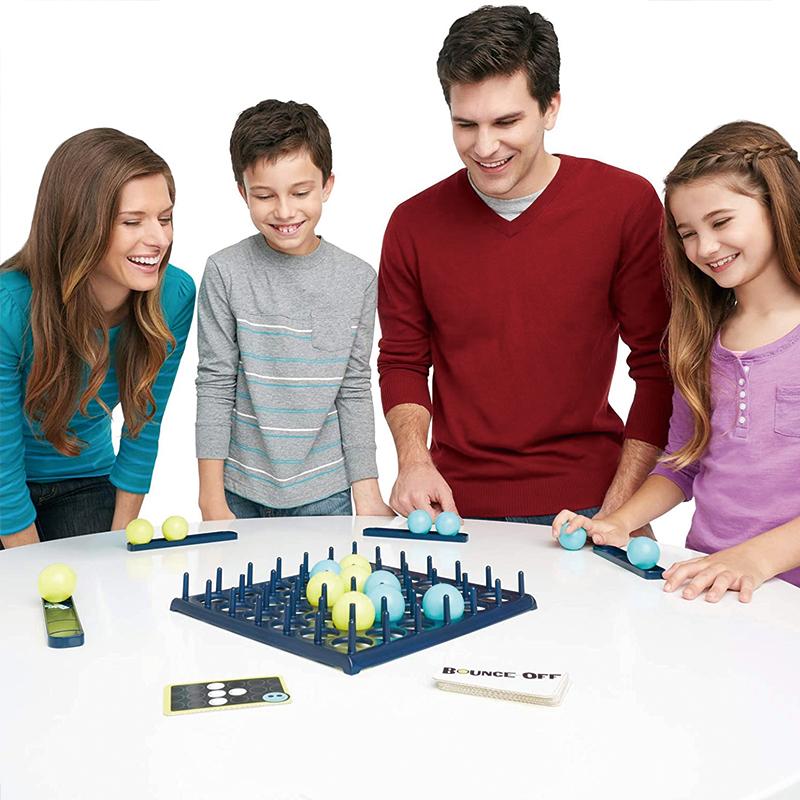 Famille jouant à un jeu de société Bounce Off, souriant autour d'une table. Jeu de stratégie avec balles et plateau, idéal pour enfants et adultes.