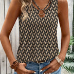 Femme portant un débardeur à motif géométrique noir et beige avec anneau décoratif, associée à un jean bleu. Mode estivale chic et tendance.