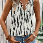 Débardeur femme à motifs noirs et blancs, col rond avec anneau, porté avec un jean. Mode estivale, tendance, style décontracté chic.