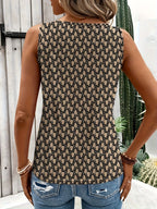 Femme portant un débardeur à motifs géométriques noirs et beiges, associée à un jean déchiré. Style décontracté, mode féminine tendance.