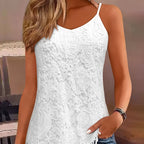 Femme portant un débardeur en dentelle blanche, motif floral, avec un jean. Mode estivale élégante, tenue décontractée chic pour femme.